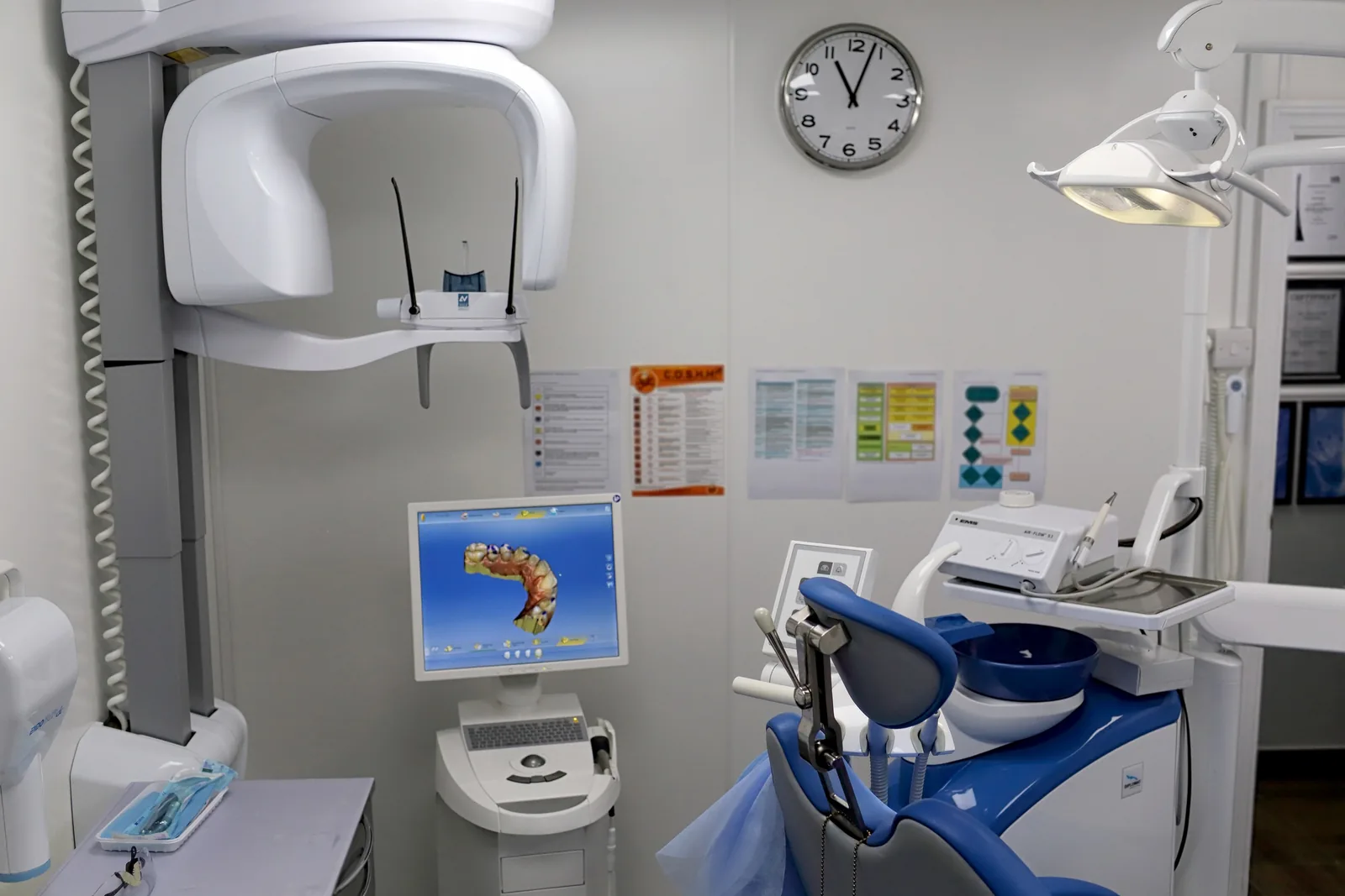 Wnętrze gabinetu Medical-Dent w West Bromwich z niebieskim fotelem stomatologicznym