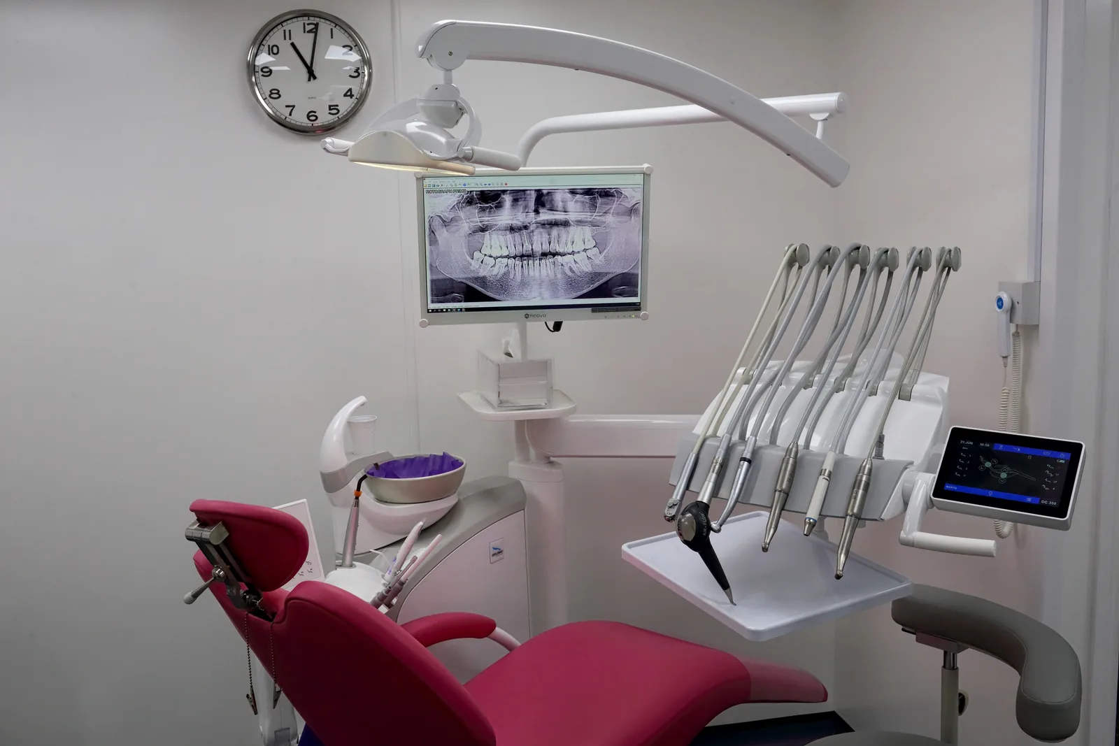 Gabinet stomatologiczny Medical-Dent w West Bromwich z fotelem dentystycznym i sprzętem zabiegowym